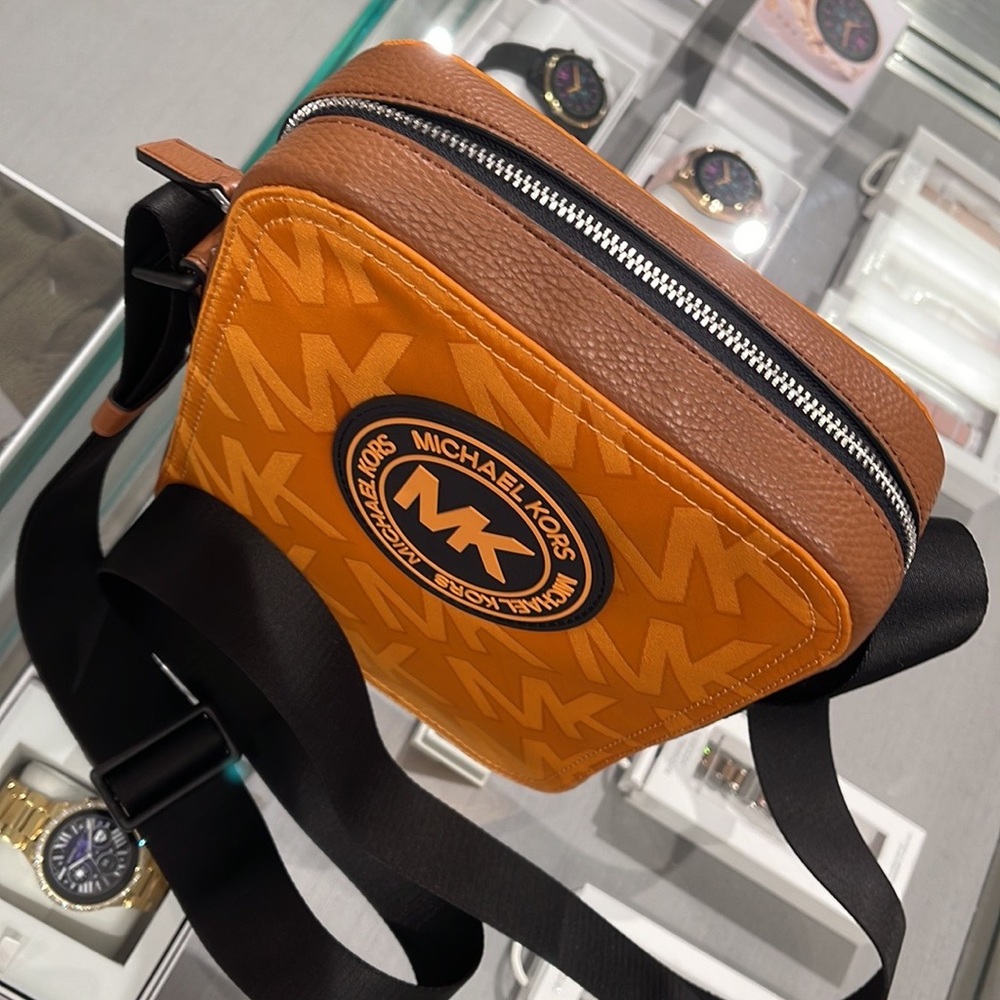 Michael Kors Kent Flight Bag Crossbody Honey Comb - Picture 2 of 16